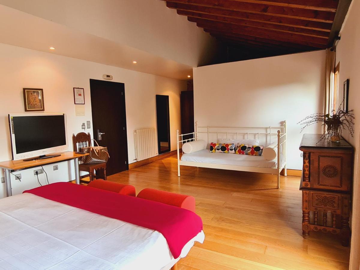 Posada Los Calderones ซันติยานาเดลมาร์ ภายนอก รูปภาพ