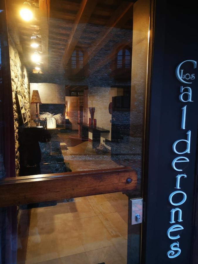 Posada Los Calderones ซันติยานาเดลมาร์ ภายนอก รูปภาพ