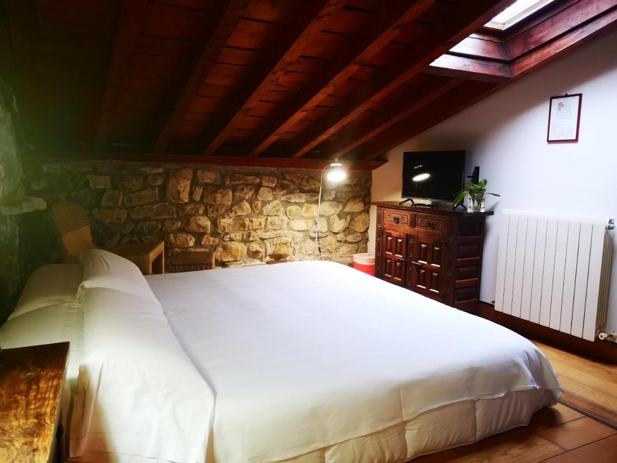 Posada Los Calderones ซันติยานาเดลมาร์ ภายนอก รูปภาพ