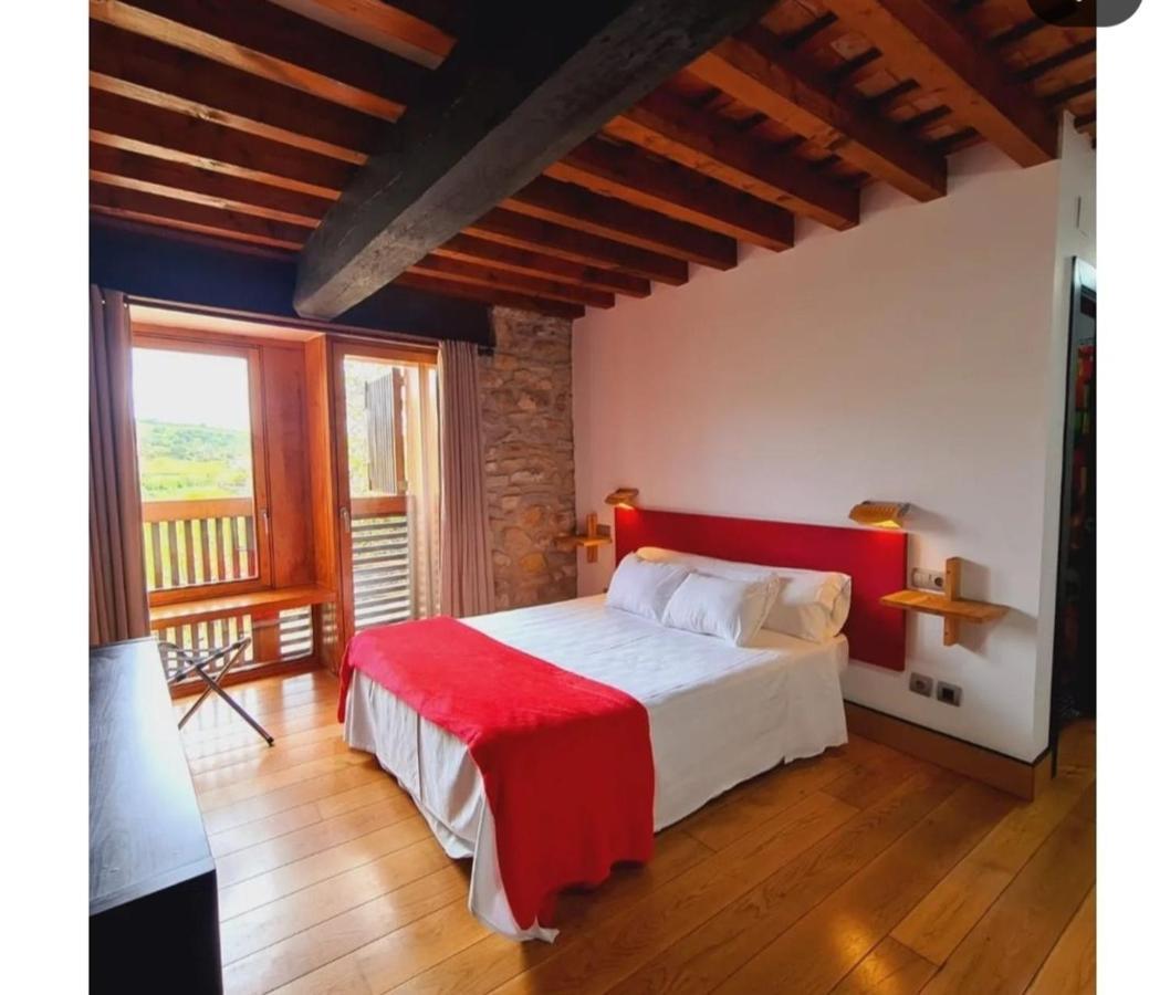 Posada Los Calderones ซันติยานาเดลมาร์ ภายนอก รูปภาพ