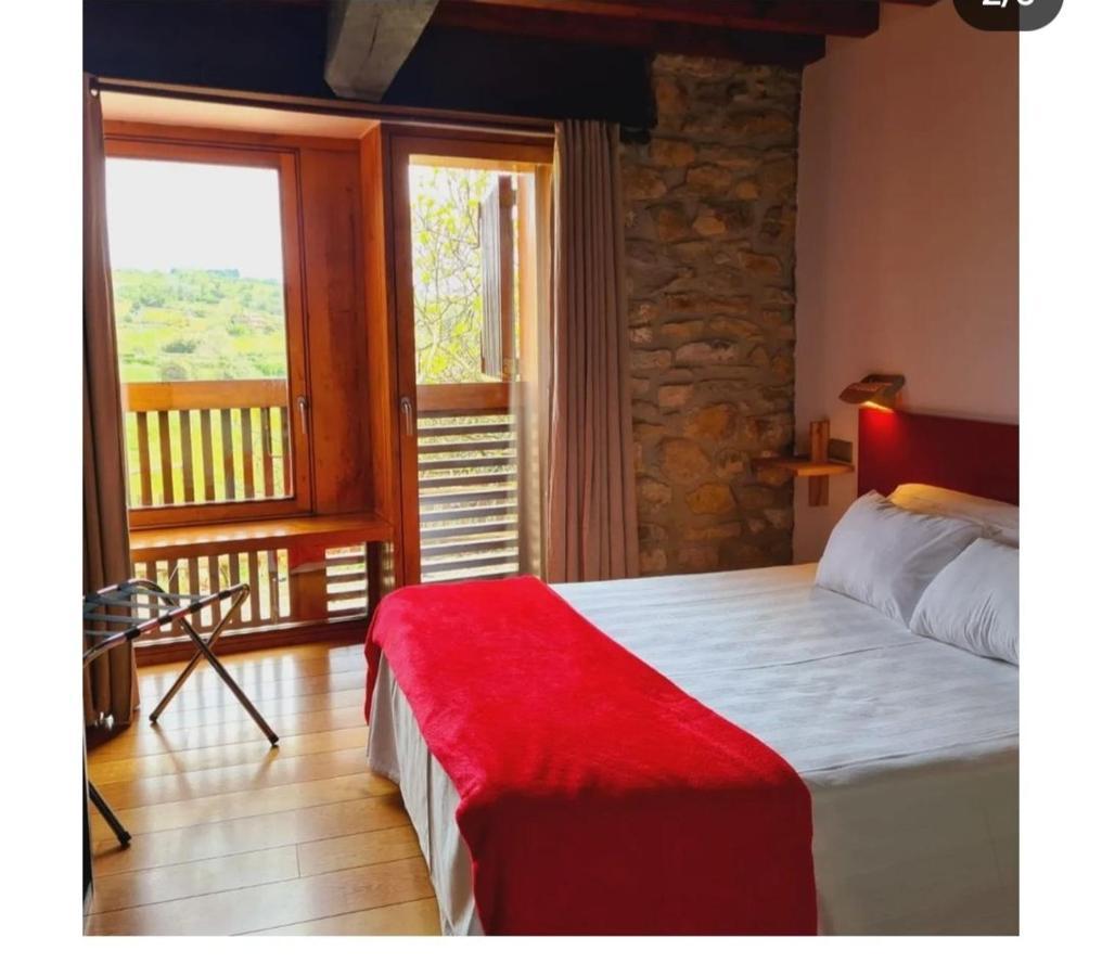 Posada Los Calderones ซันติยานาเดลมาร์ ภายนอก รูปภาพ
